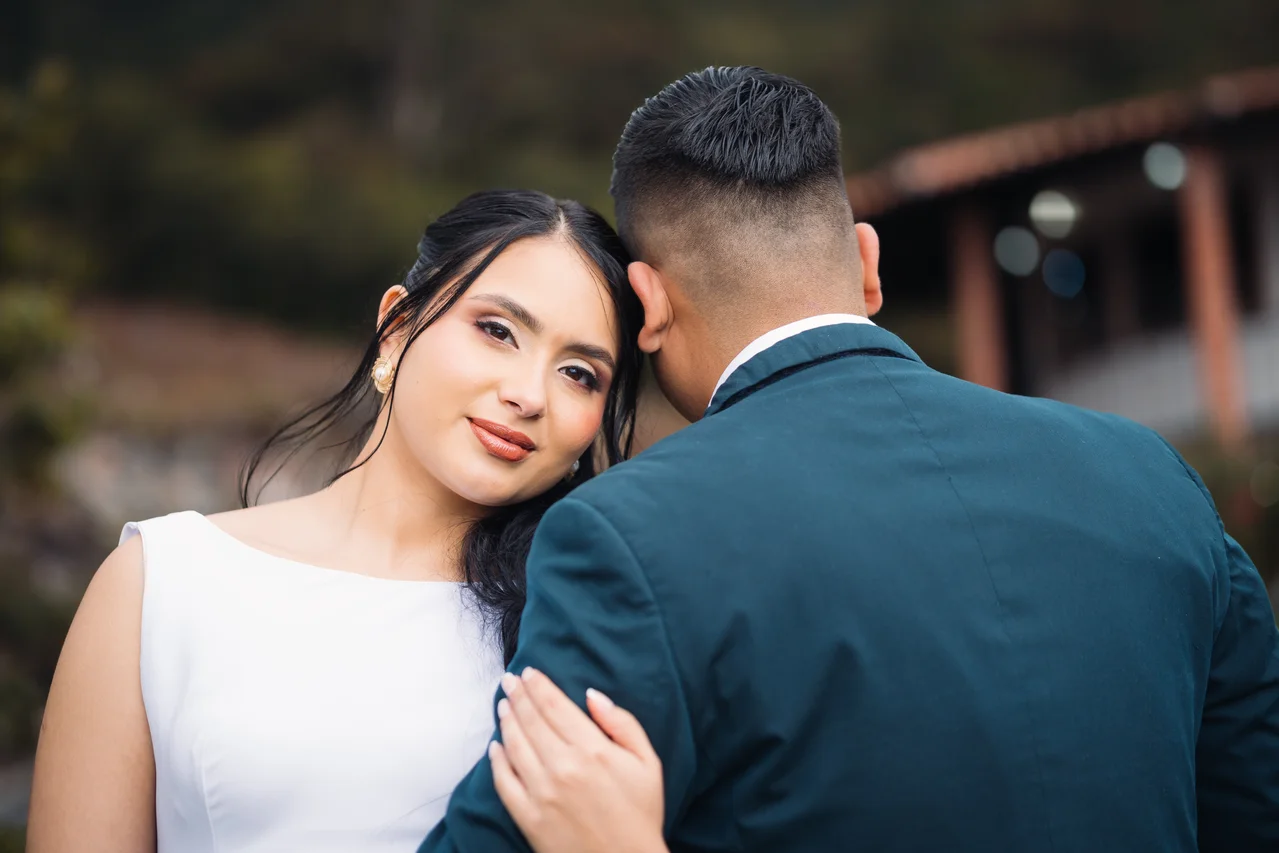 Retrato cercano de la novia apoyada en el novio