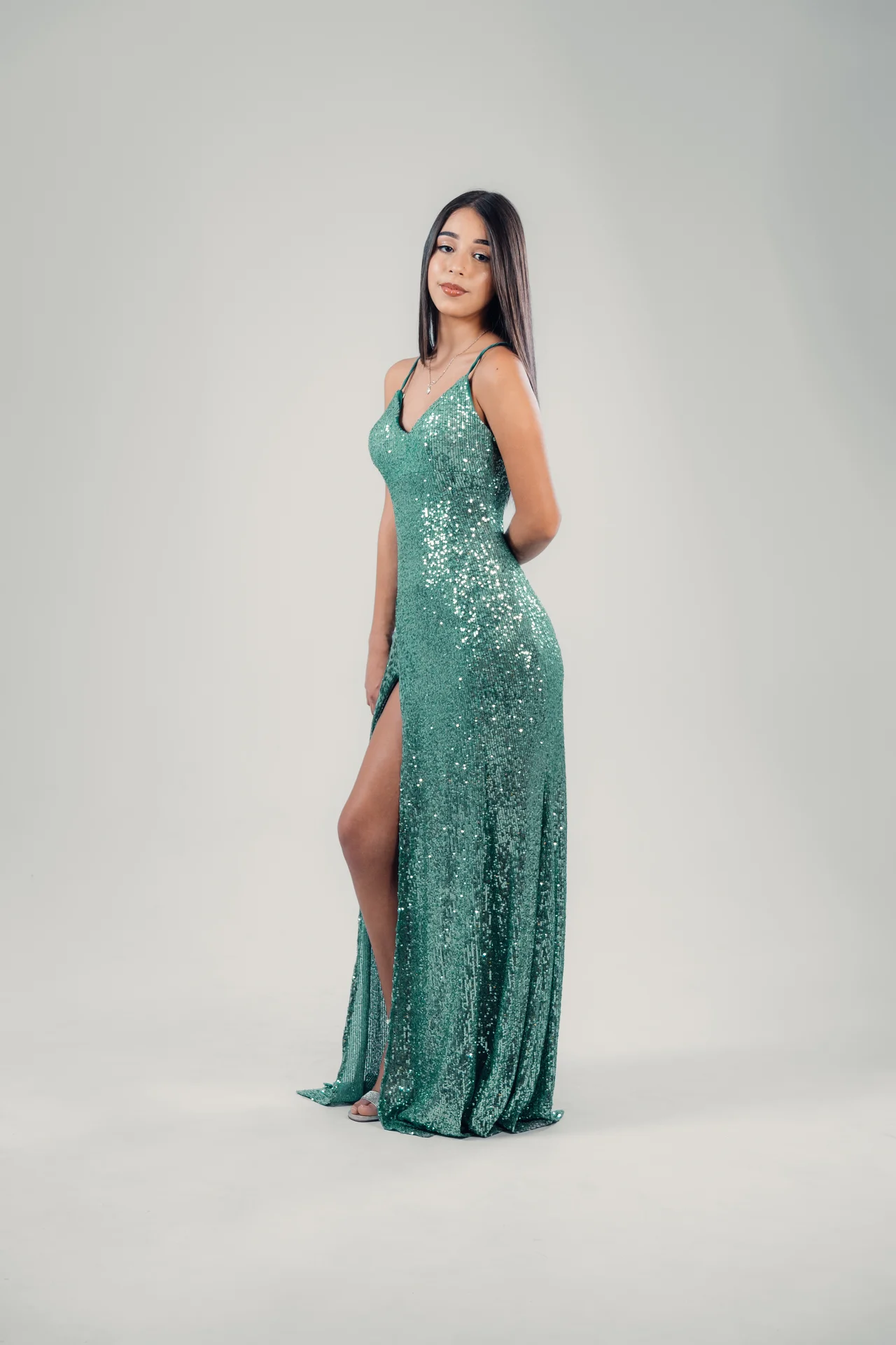 Vestido verde en una composición de cuerpo completo sobre fondo limpio