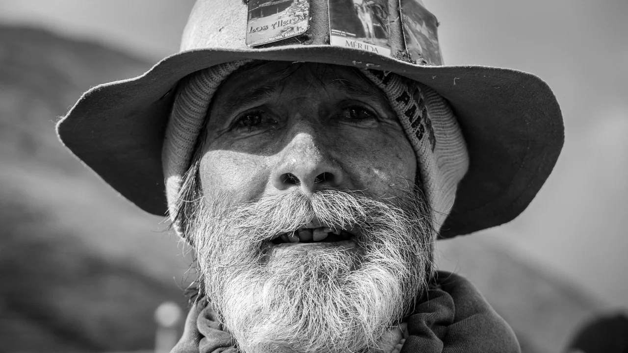 Primer plano en blanco y negro de hombre mayor con sombrero de Los Aleros