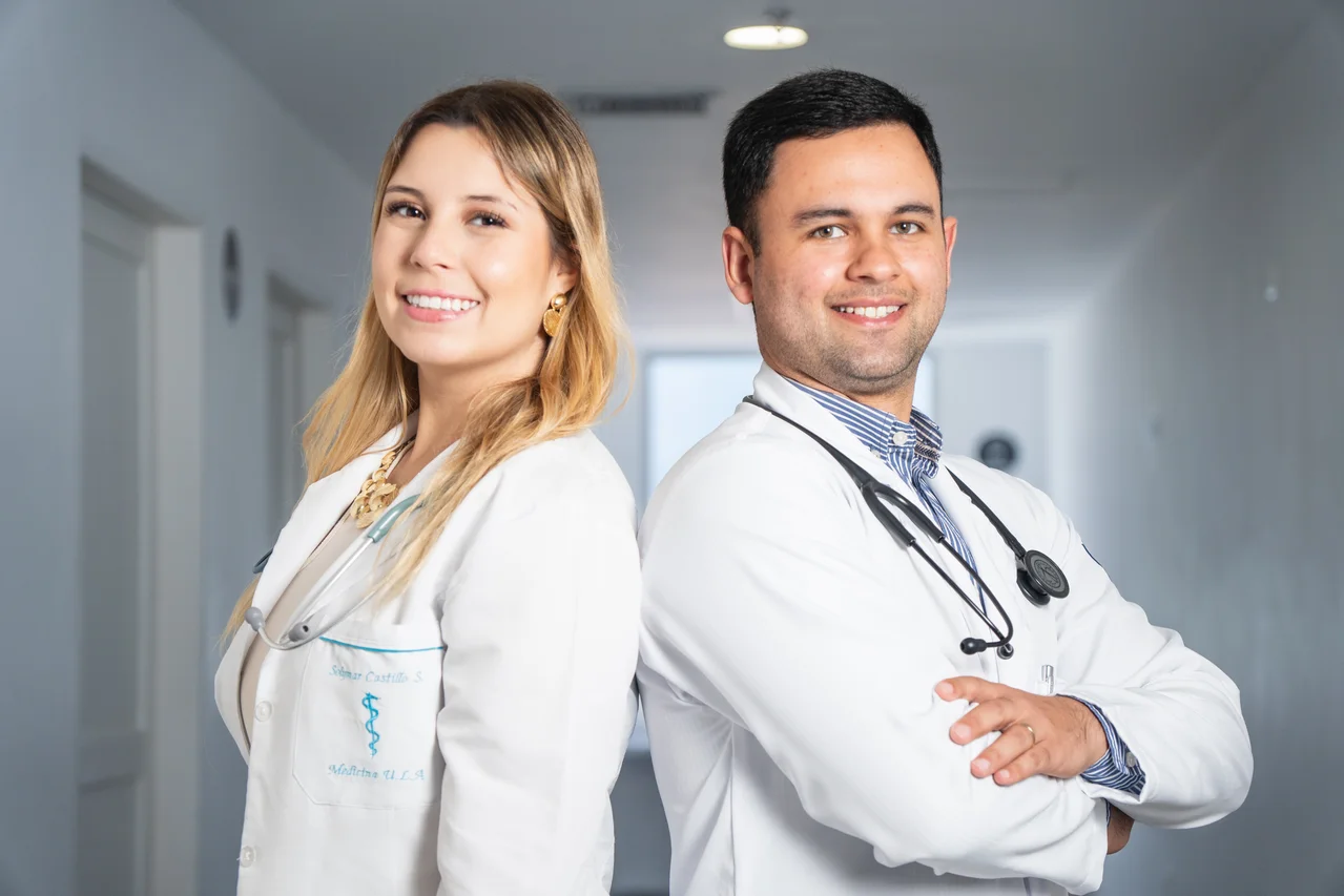 Retrato horizontal de dos médicos con batas y estetoscopios