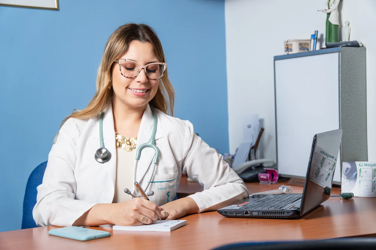Doctora trabajando en un escritorio